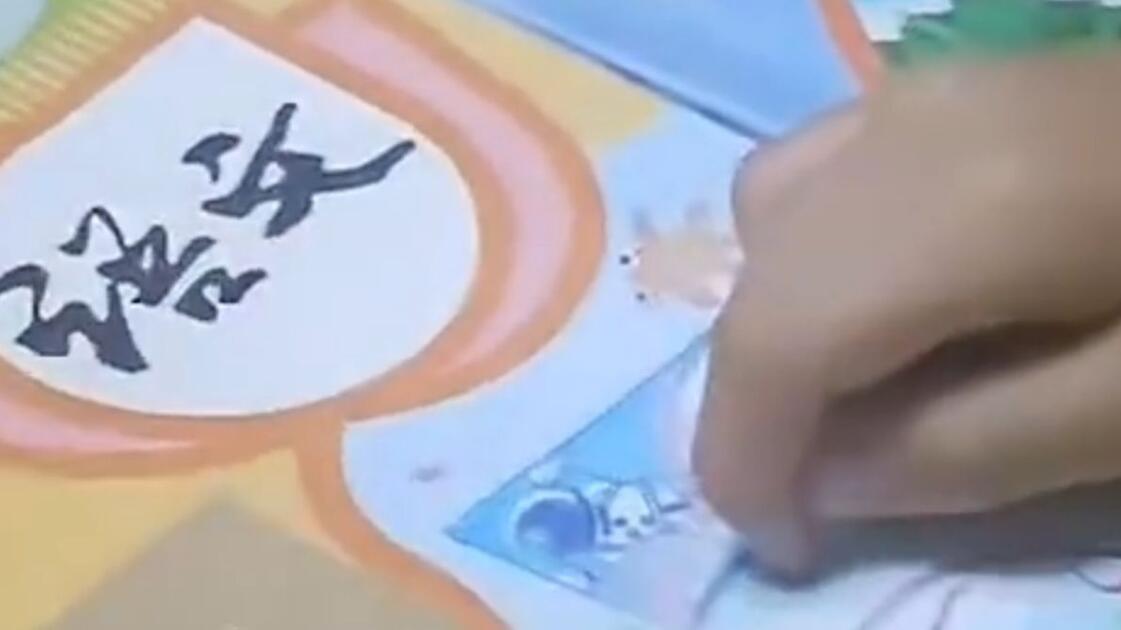 识字不够，人脸来凑：一年级小女孩的&34;人脸识别&34;认书法

课本堆在桌上，哪个是语文、哪个是数学？对刚上一年级、识字量还不多的小女孩来说，这是个难题。但她没有求助大人，而是自己发明了一套&34;人脸识别&34;认书法——通过观察封面人物的脸型、插图风格来区分课本，上课再也不怕拿错书了。

这看似是孩子的&