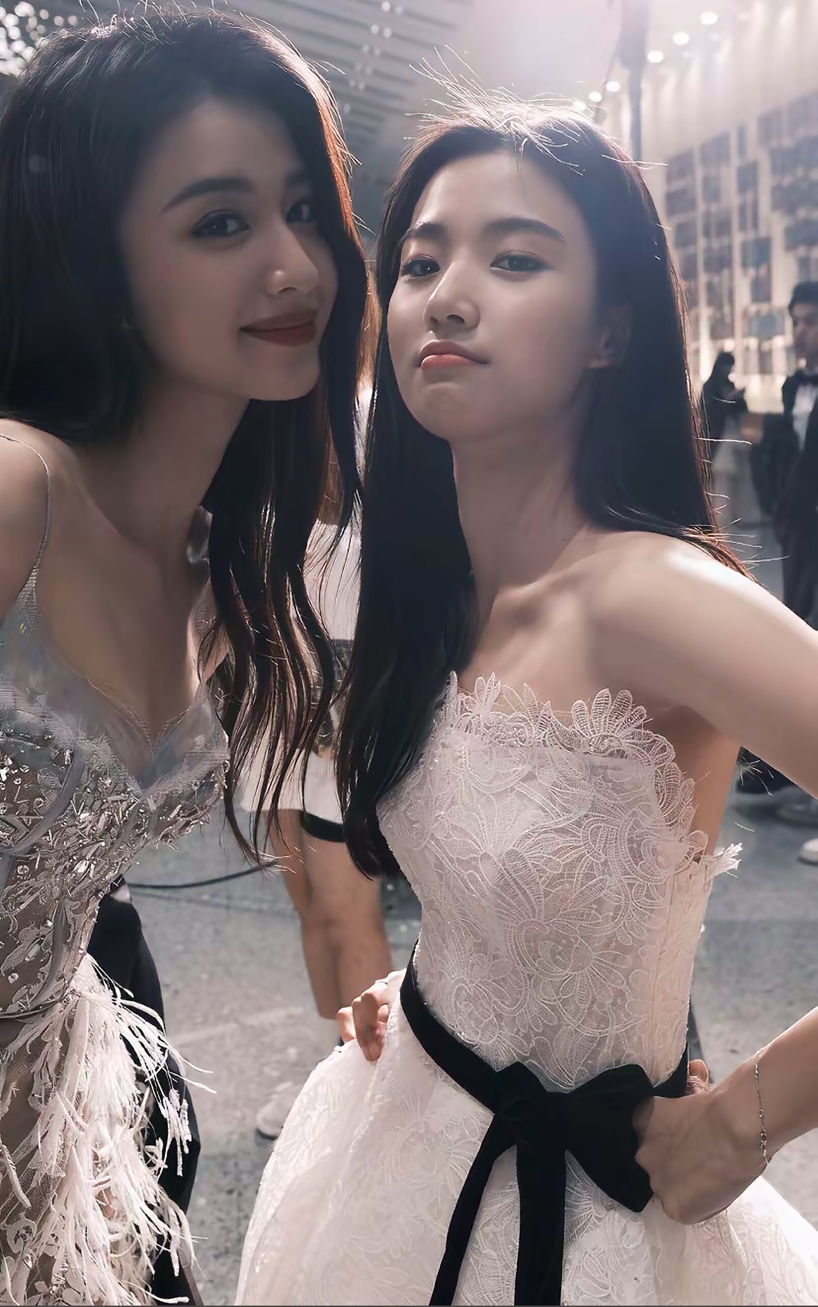 同样是1999年出生的95花，王楚然和卢昱晓刚好把浓颜和淡颜的美感拉到了两个极端。
王楚然172的身高配浓颜大五官，眉峰利落眼尾上挑，站在人群里第一眼绝对能锁定她，之前演古装剧穿浅色系纱裙，明明妆面不重，整张脸的明艳感还是能压过同框好几个女演员。
卢昱晓完全是另一种路子，线条柔和的淡颜，五官没有一处