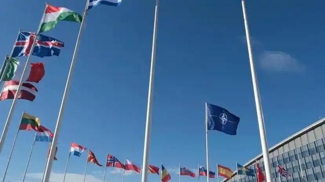 总有人讲，乌克兰是主权国家，加不加入北约由它自己定，俄罗斯没资格干涉！那我倒想问一句：古巴也是主权国家，当年让苏联把导弹架到家门口，美国是什么反应？肯尼迪直接把核战争按钮按到了桌面上，海军封锁线一拉，全世界屏住呼吸十三天，差点没把地球点了。

一场持续四年多的冲突，到了2026年10月，竟然还要从保