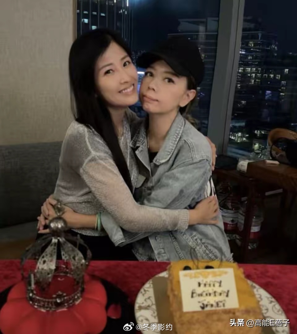 港星钟丽淇疑入ICU？疑步亡母后尘患渐冻人症。
最近港媒传出消息，香港艺人钟丽淇病重入院！
甚至有传出她已经转入深切治疗部的消息。
而最让人忧心的，是她疑似步亡母后尘，患上了罕见的“渐冻人症”。
有消息传出，钟丽淇其实已经病发一段时间，只是默默在接受治疗。
医院里，有人目击到她的好姐妹梁 ​