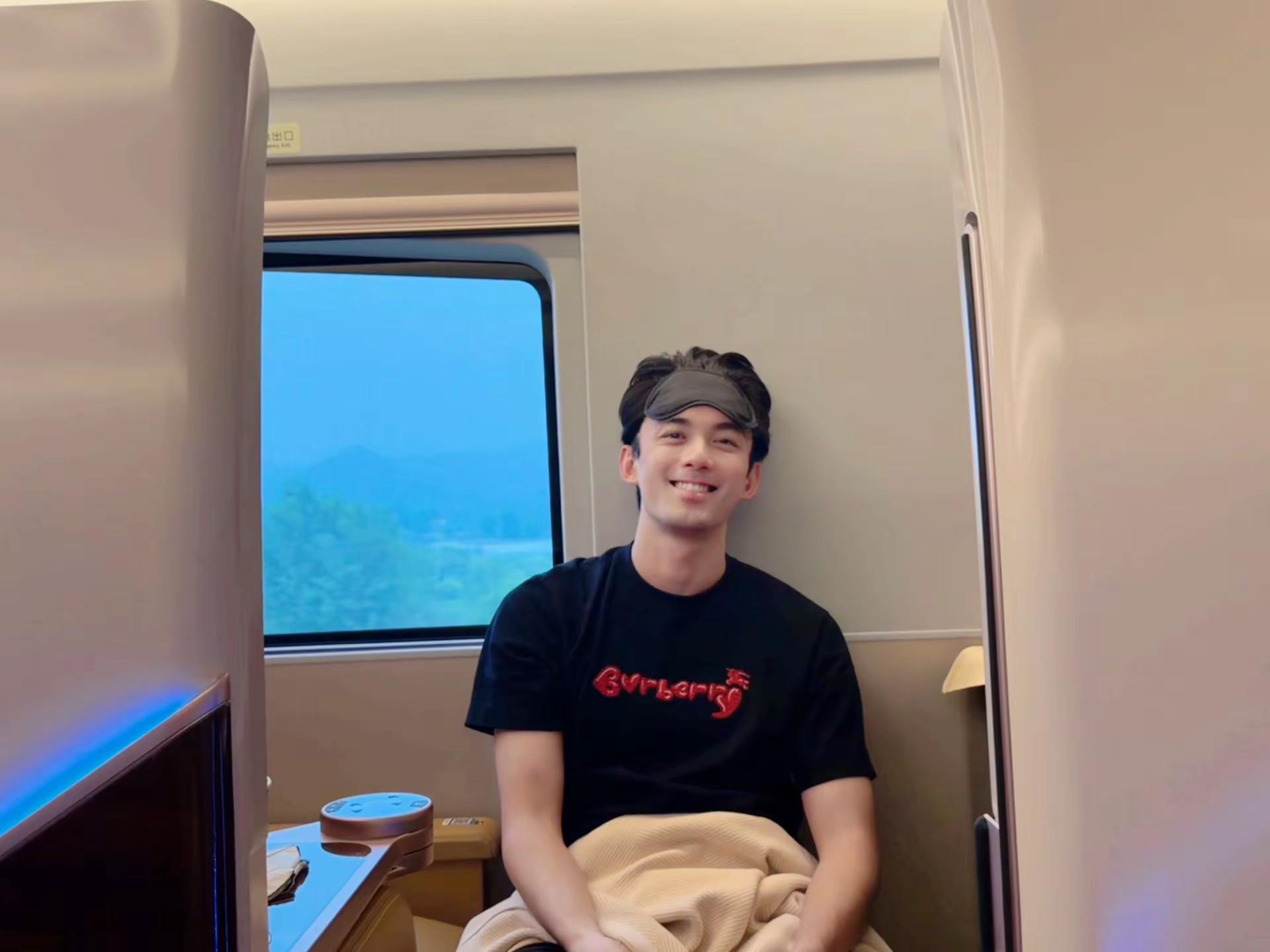 吴磊坐了一天的高铁了。笑不行了，来偶遇吴磊吴磊 高铁上偶遇的帅哥 偶遇明星