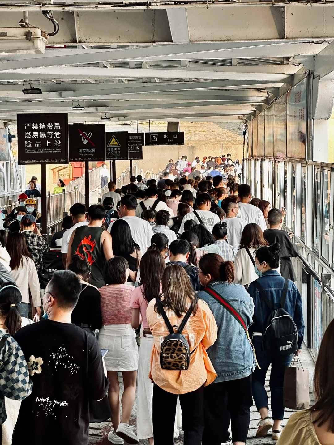 武汉今年赢麻了…前方报道能劝一个是一个！
