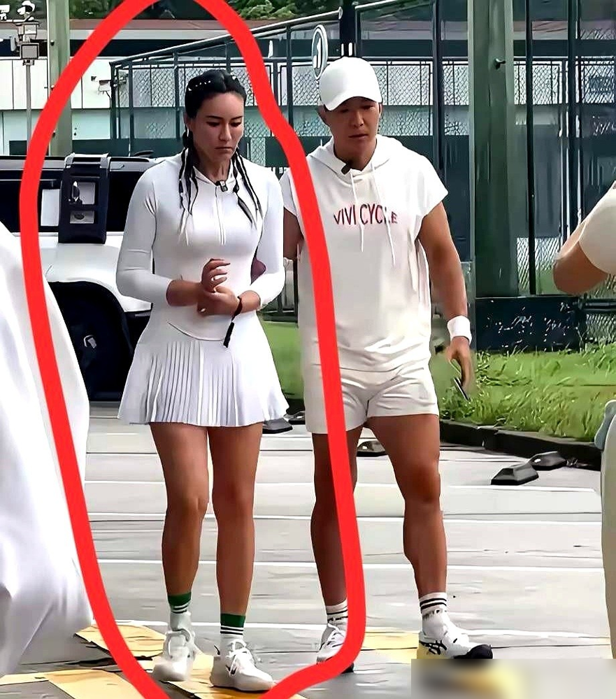 刘畊宏老婆练了三年，结果全网都在问，她怎么越练越宽了。
ViVi生完三胎开始跟着跳，一天没落下。胳膊有劲儿了，腿也结实了，可往那儿一站，跟大伙儿想象的瘦成闪电完全不是一回事。
专家说得直白，体重和体脂率根本不等于身材。肌肉量一上来，视觉上就是紧实，不是干瘦。刘畊宏自己体脂8%到10%，那是运动员