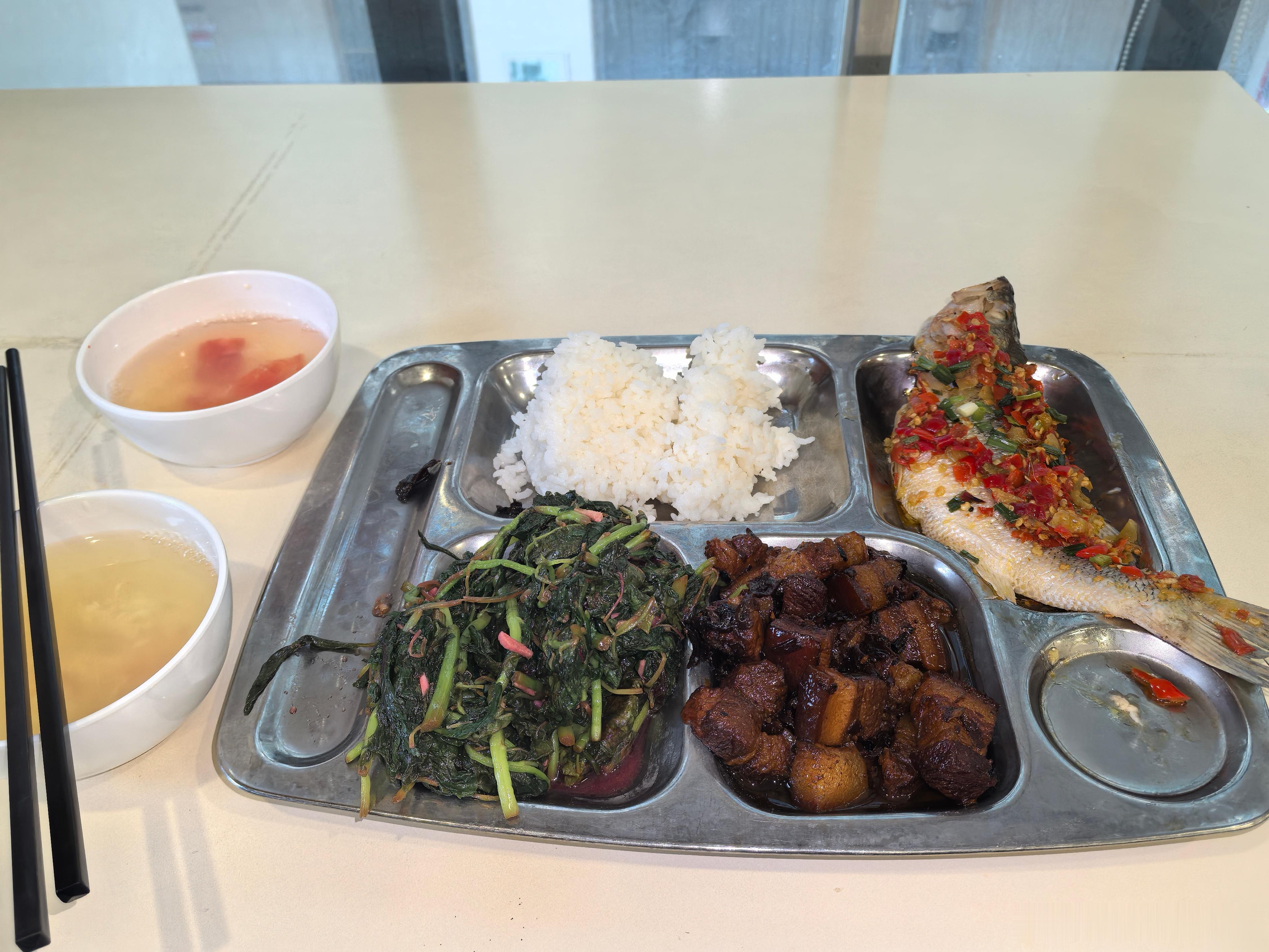 赶快吃口饭，一上午特别忙，来到食堂大姨问我吃什么，我说饿的也不知道吃什...