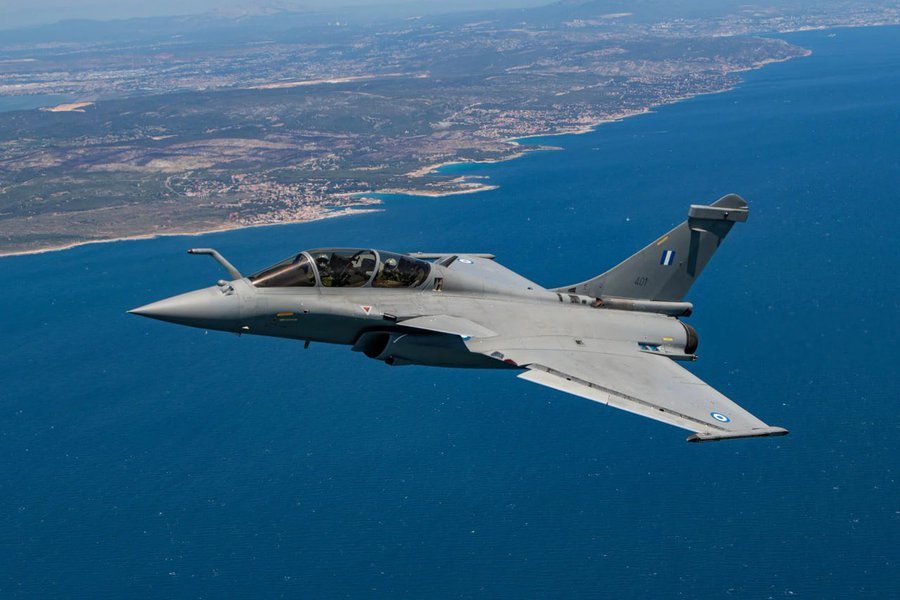 🇺🇦🇫🇷 乌克兰飞行员将于 11 月在法国开始“阵风”（Rafale）战斗机的训练。
法国武装部队部长宣布了这一消息，并明确了此前由基辅和巴黎商定的具体训练开始时间。

✈️ 乌克兰于 7 月宣布订购首批 16 架“阵风”战斗机及其配套武器。

🔎 除了战斗机外，计划交付的装备还包括 AASM 航空 ​