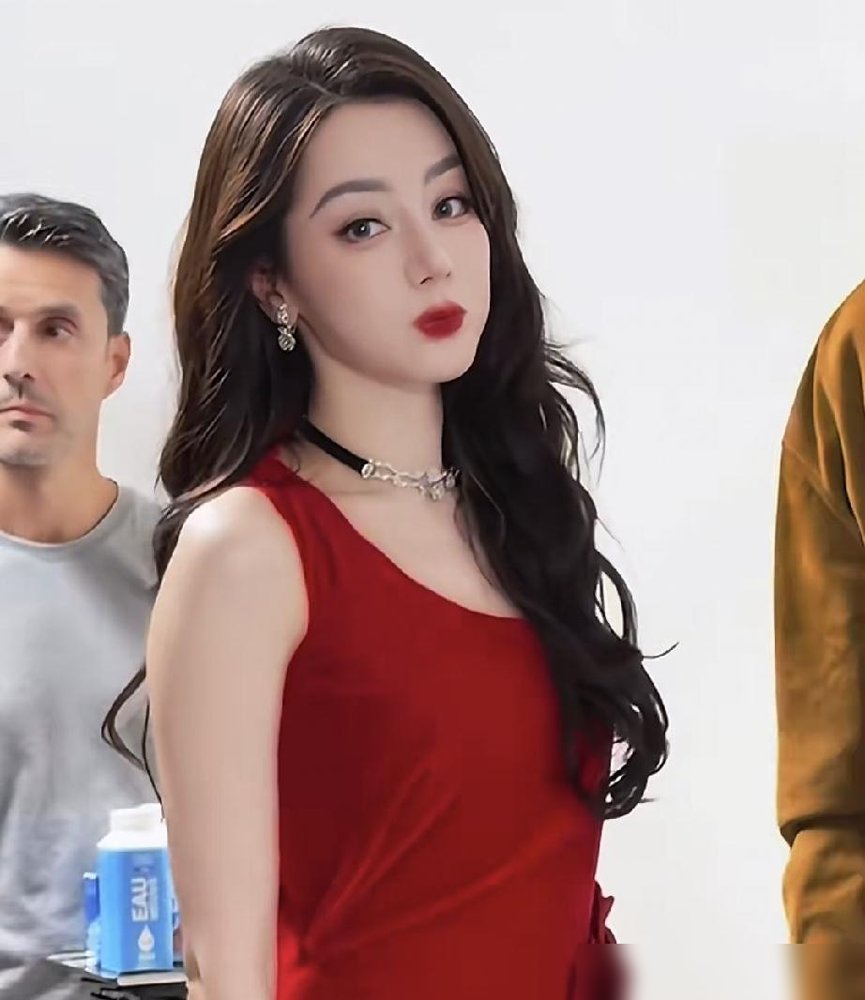 还是不喜欢迪丽热巴的，都要沉默了不是因为她又被夸演技好，而是因为她在巴黎Dior大秀上那身正红丝绒长裙，真的太有杀伤力了。
别人穿红是喜庆，她穿红是“生人勿近”。更绝的是，她坐的车直接开进秀场内场，下车就是品牌高层的座位区。这种待遇，在Dior的秀场上不常见。
有人拿她和同场的杨幂比，说杨幂状态