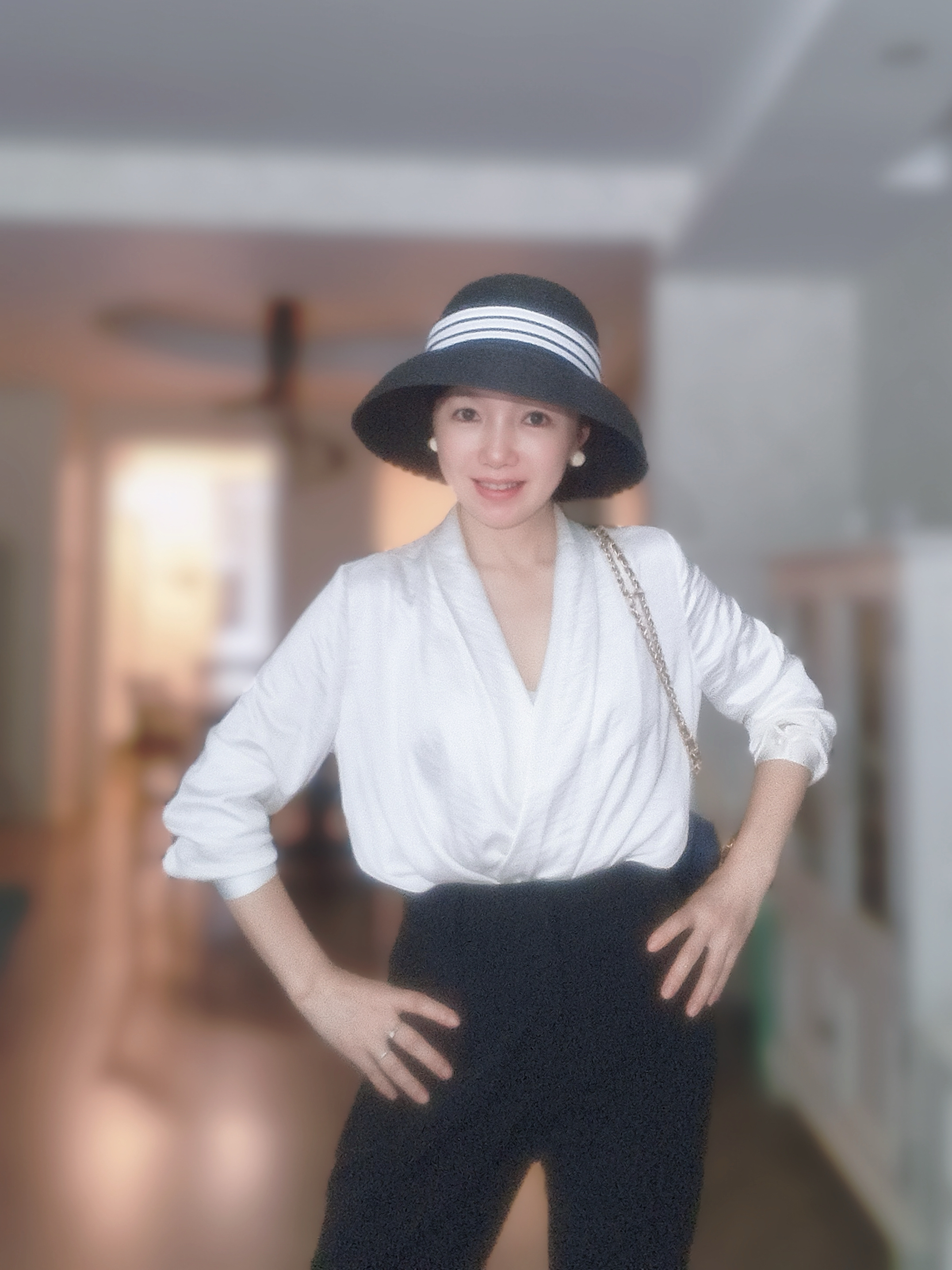 [心]开心就是免疫力 
 
人生不如意十之八九。仔细想想，生活中开心的事不多，而不开心的事无处不在。 
 
学生时代，考试和升学压力让人烦躁焦虑；
工作后职场竞争和升职压力让人寝食难安；
结婚了有夫妻相处和婆媳关系让人焦头烂额；
如果有了孩子没人能帮忙，那就要开启永动机模式，会被生活压得透不 ​