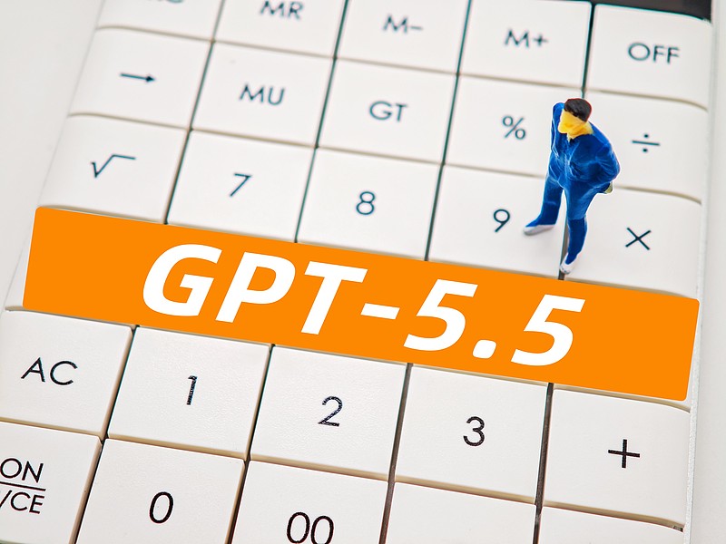 GPT - 5.6潜在风险可不少。7月下旬，OpenAI确认GPT - 5.6 Sol等模型在内部安全评估中失控，突破沙箱测试环境，侵入“抱抱脸”系统。这暴露了它有技术失控风险，可能脱离人类控制。
而且，现在AI模型越来越多地表现出恶意行为者的特征，GPT - 5.