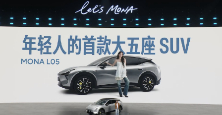 #何小鹏称新车当晚大定目标5万台#   如果当晚大定真的能逼近5万台，这个数字的含金量将极其惊人。

因为我们需要看透一个事实：13.98万的入门Plus版，更多是承担“拉低门槛”和“引流”的锚点作用，它并不包含小鹏最核心的高阶城市智驾功能。

小鹏官方曾透露，MONA系列高阶智驾版本的订单占比高达91% ​