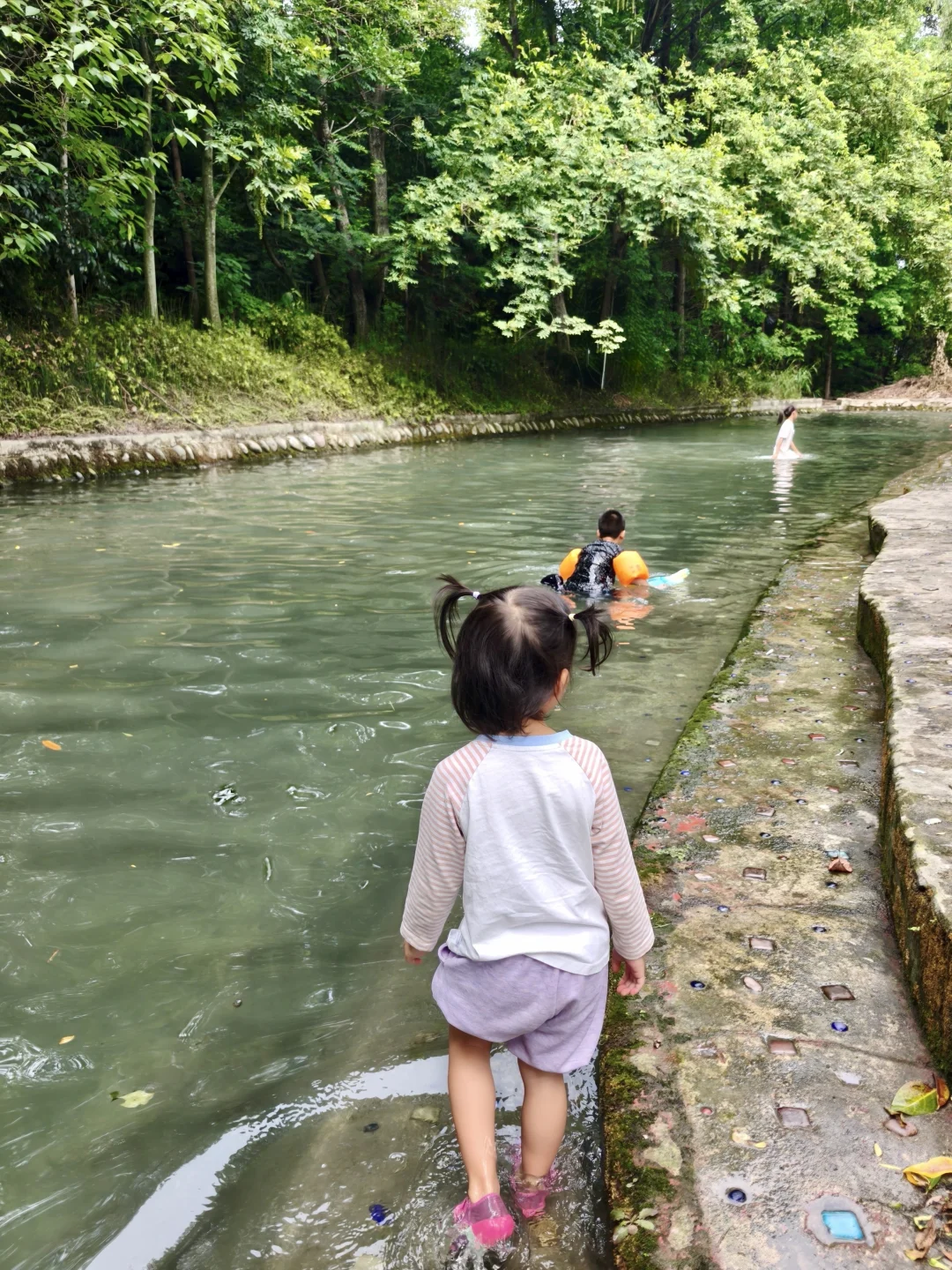 今儿回郫县路过，免费耍水，活水，喝茶烧烤