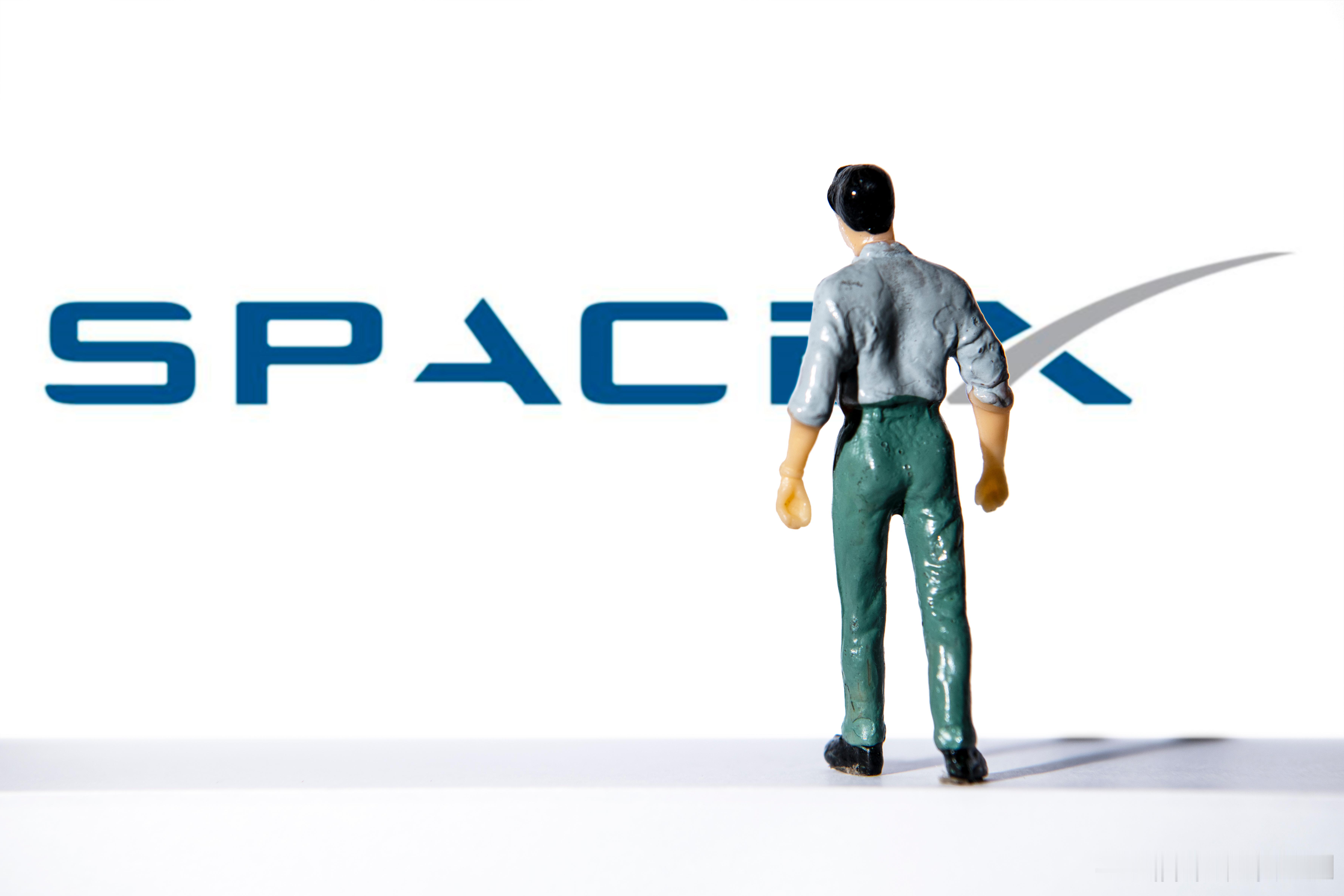 【#马斯克称SpaceX营收将达3.5万亿美元#】当地时间8月27日，马斯克表示，预计SpaceX年营收将在2033年前后达到3.5万亿美元，较摩根士丹利此前预测的2040年提前约7年。本月早些时候，马斯克还预计公司年营收将在2030年突破1万亿美元。受其最新表态推动，SpaceX股价尾盘小幅走高，当日收涨0.89%。（每经） ​