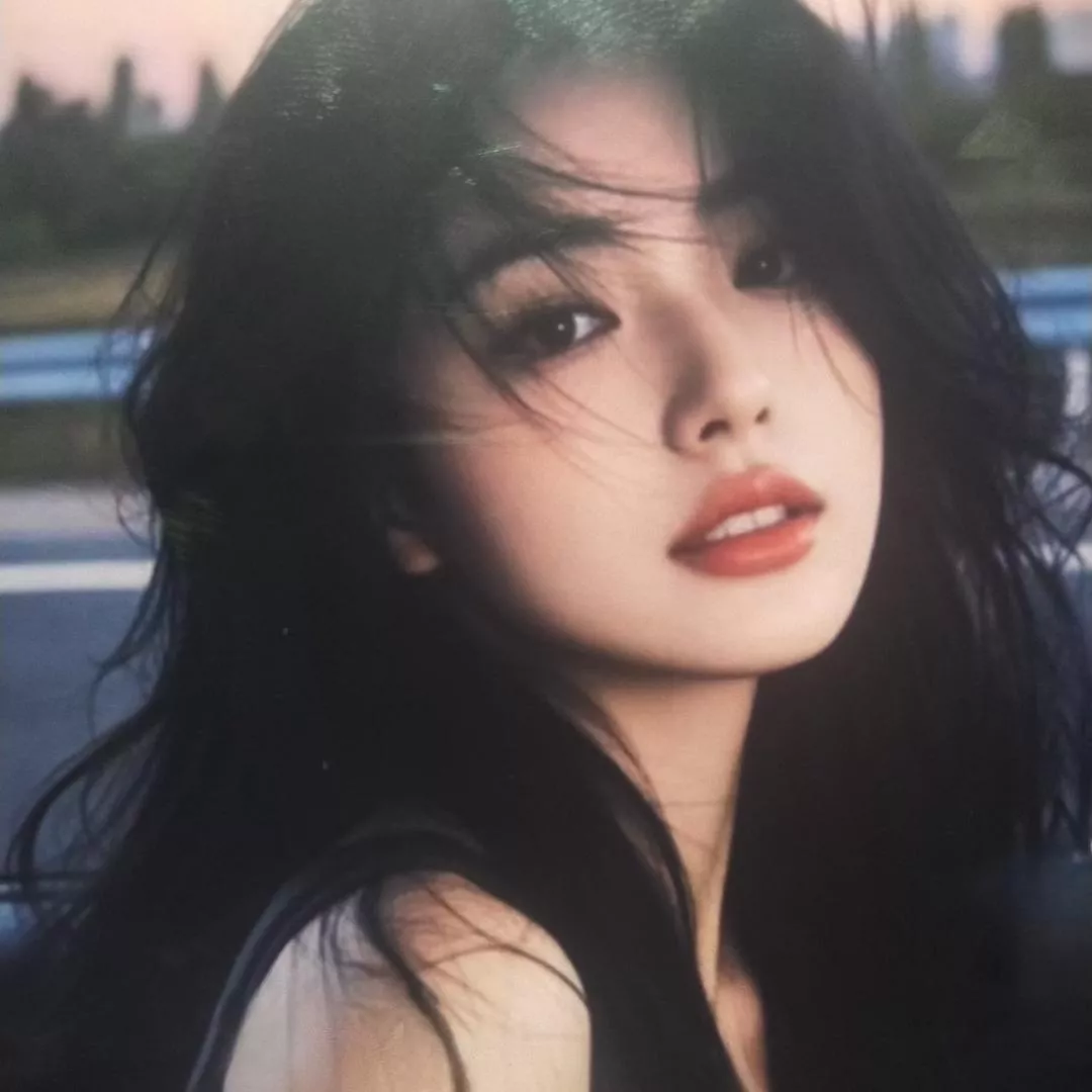 风中飘逸的黑色长发，红唇微启，尽显优雅与自信。