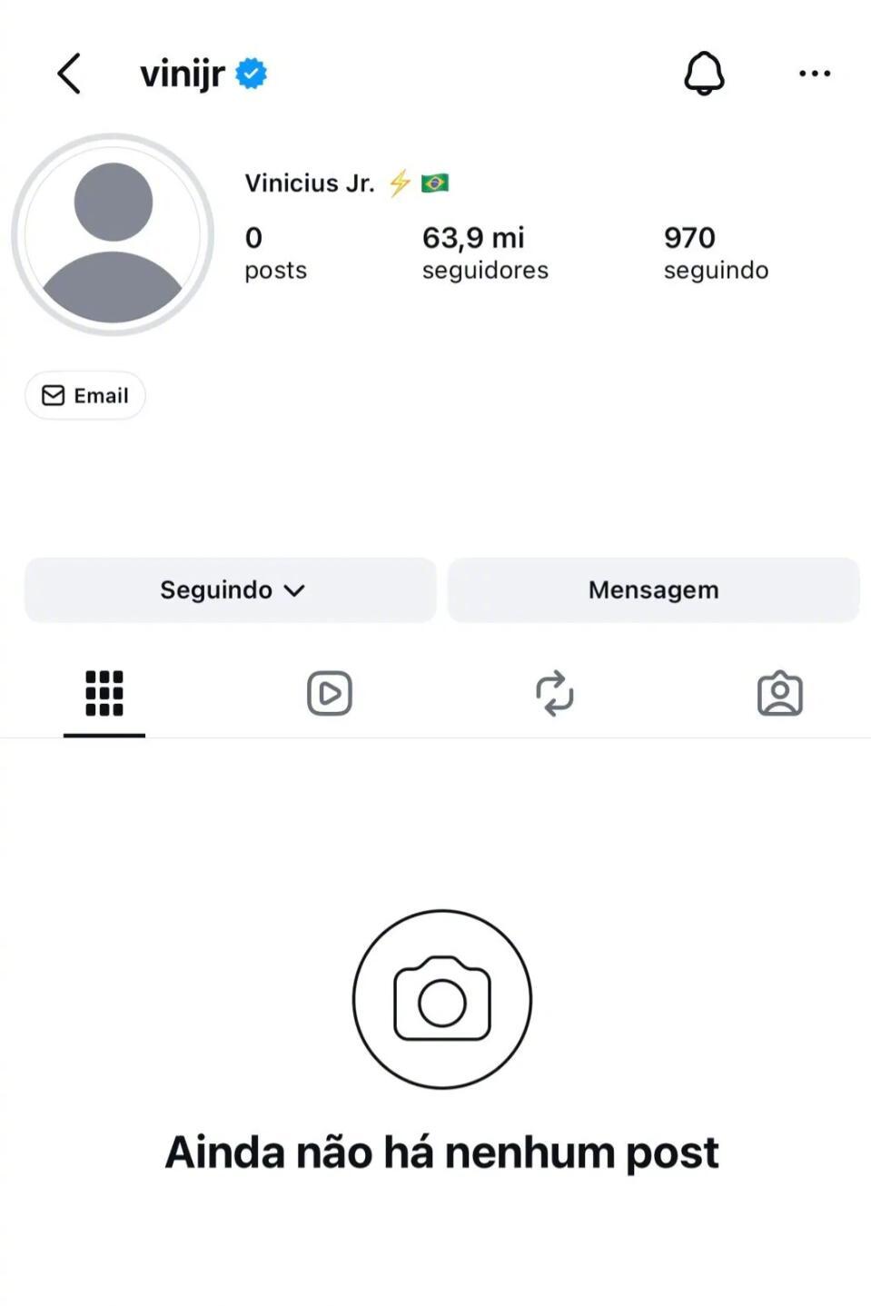 回到马德里三天并开始在穆里尼奥麾下训练后，维尼修斯突然清空了Insta...