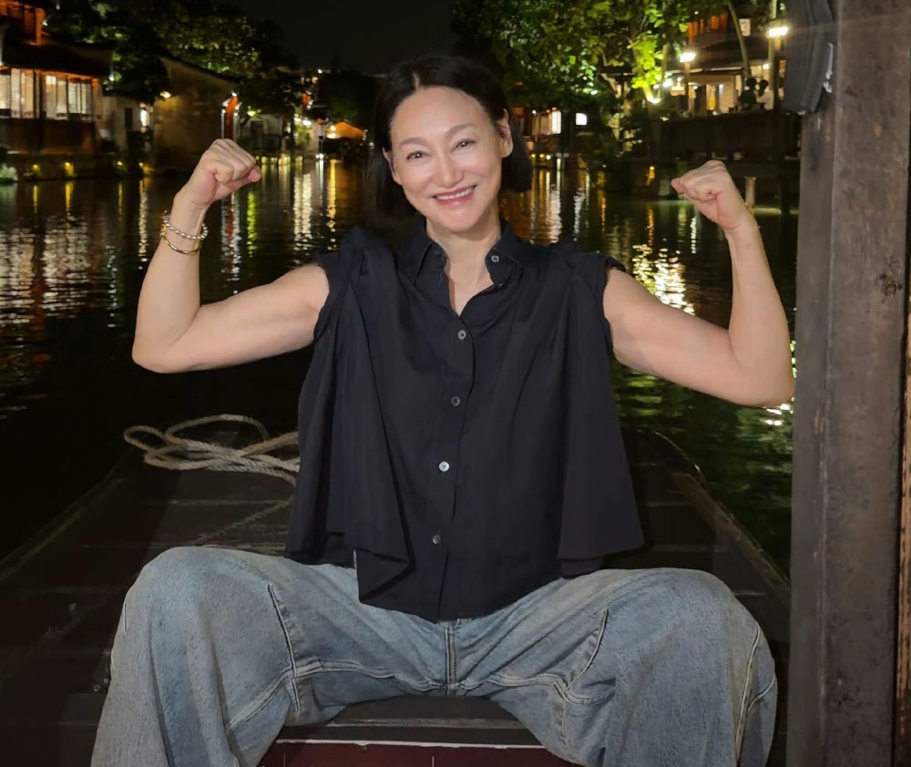 治安太差了！惠英红巴黎被砸车抢劫，没想到演了一辈子打女，在现实里连包都护不住。

惠英红在巴黎出事了。

高速堵车，车窗被砸，包被抢走。歹徒专挑堵车间隙下手，砸完就跑，一气呵成。万幸人没事，但财物损失和惊吓，够让人后背发凉好几天。

演了一辈子打女，拿过金像奖金马奖，在电影里一个打十个。现实里堵在巴