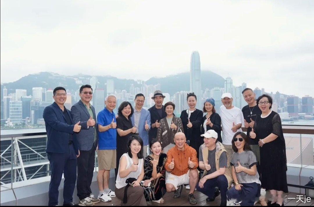 我的CP必须挨着照相 这不合照来了[笑而不语]#张邓结彩##邓婕##张国立# ​
