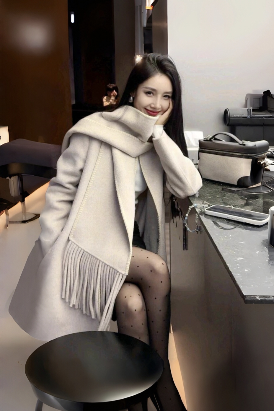 秋冬棕色大衣配厚黑加围巾 简直就是气质女神绝绝子 即保暖又靓丽又显气质又身材