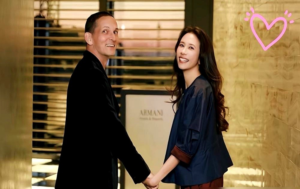 没钻戒没晚宴，背景就是家里的白墙。10月1日莫文蔚晒出合照，配文只有两个字：“15 years”。评论区全在刷《阴天》终于等来了主人。

1987年在意大利遇到这个德国初恋，谈了一年散了。谁能想到2003年柏林同学会重逢，两人就没再放手。2011年在佛罗伦萨结婚，当时只请了三十来个亲友。

婚后莫文