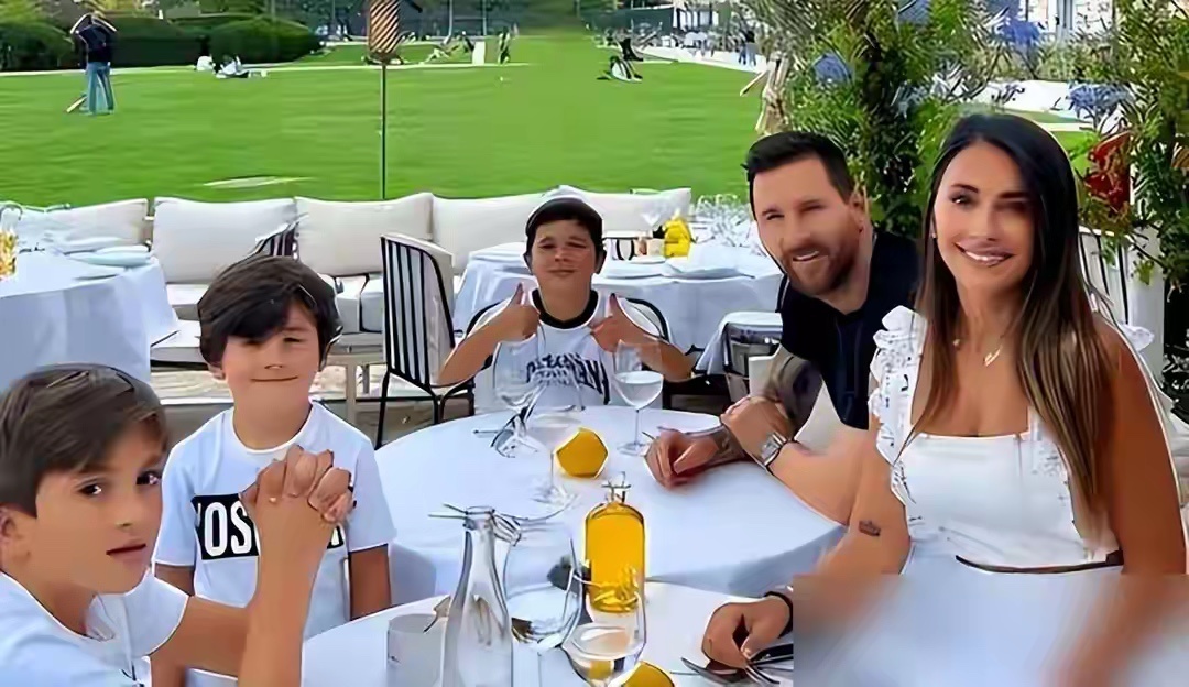 梅西夫妇豪宅为儿子庆生，妻子安东内拉穿背心配白裤，身材高挑气质出众 ​​​