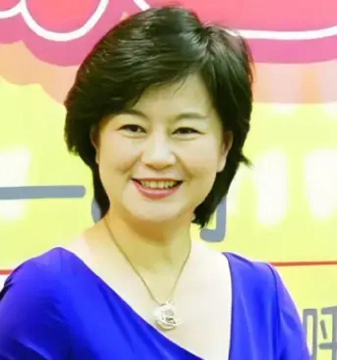 1999年，鞠萍向丈夫提出了离婚，丈夫同意离婚，却让她二选一，孩子和财产只能带走一样！鞠萍一听当即就清楚他内心的算盘，但她不忍孩子留在这里，最终选择带走孩子。
 
鞠萍抱着儿子走出家门时，儿子小胳膊搂着她脖子，小声问：“妈妈，我们去哪儿？”
 
她掂了掂怀里轻飘飘的孩子，“先去刘阿姨家住两天。”
