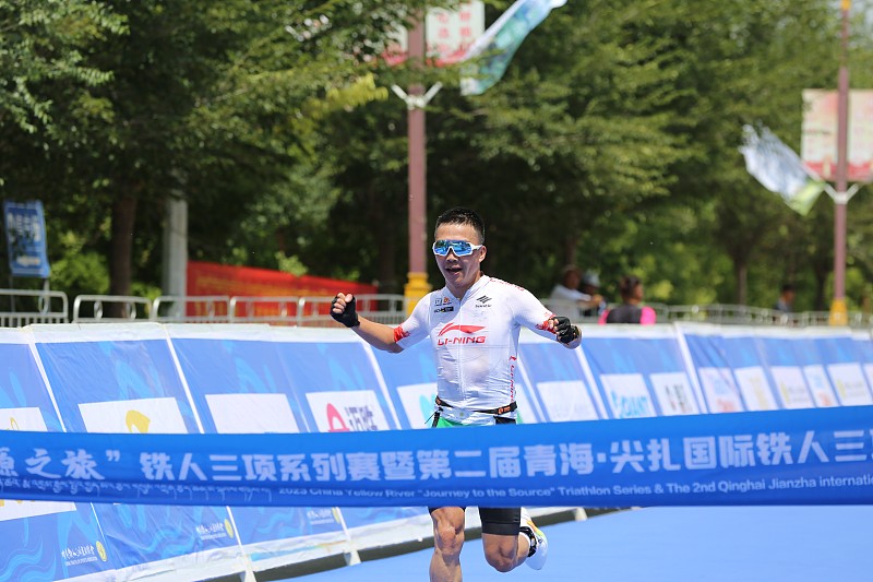 破浪出征，首牌破晓！张玺瑞斩获2026亚运会中国队首枚奖牌
 
长风砺壮志，赛道证锋芒！2026年爱知·名古屋亚运会赛事火热启幕，亚运赛场的首个荣誉时刻如期而至。在万众瞩目之下，中国铁人三项选手张玺瑞奋力拼搏、全力以赴，在男子个人赛中斩获银牌，为中国体育代表团拿下本届亚运会首枚奖牌，以无畏姿态为中国