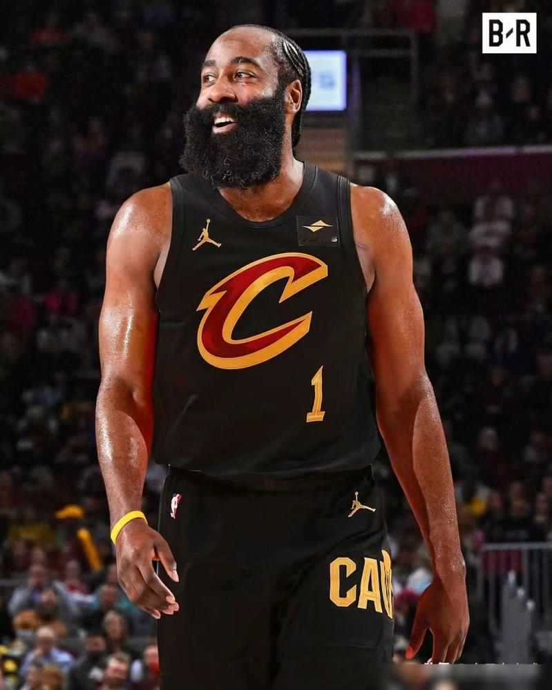 100万美元打一场单挑！哈登亲口喊价！
集梦会长原本计划邀多名NBA球员来华打百分大战，哈登刷到视频直接留了评论。
会长秒回，一口答应一百万美金出场费，只提了一个要求：能不能把中国街球手白晶，限制在30分以内。
之前乔治对阵中国街球手打了24-0，狄龙也17-2赢下对局，目前这事还停留在社交互