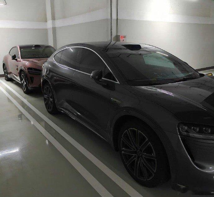 小米YU7和智界R7，我更喜欢小米YU7。#新能源汽车##一分钟精选视频扶持计划# ​​​