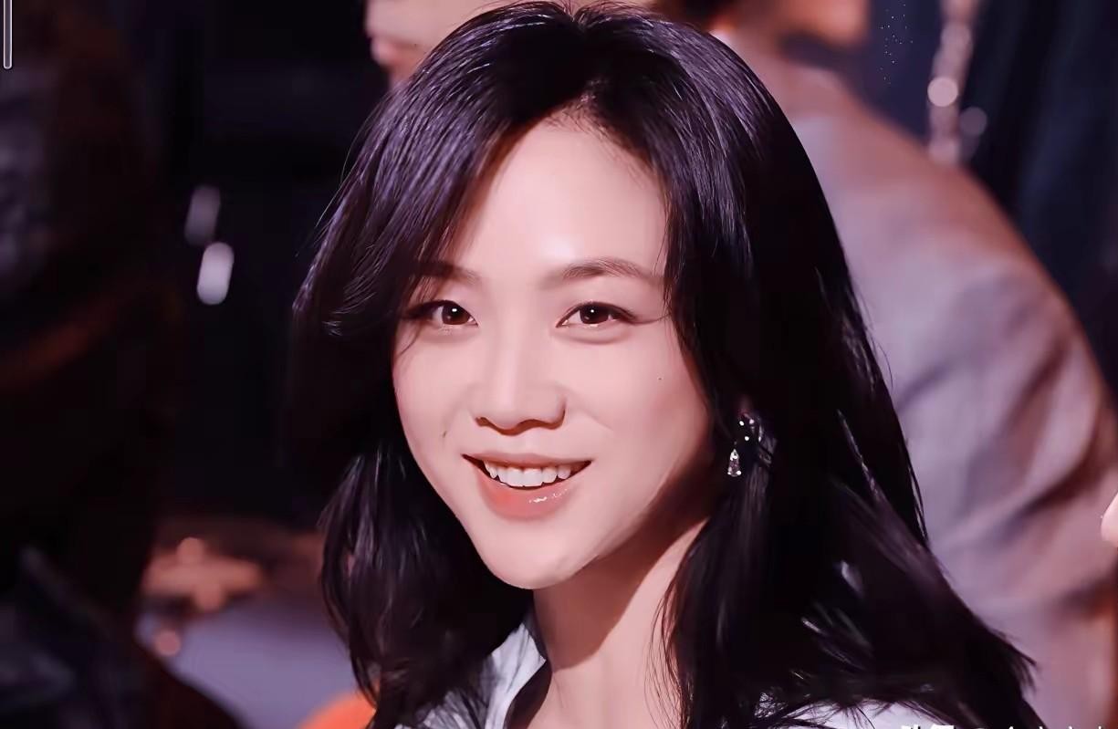 当年汤唯嫁去韩国的时候，全网都在猜她会不会像其他跨国媳妇一样，慢慢隐退回归家庭。
可面对那些要她退让改国籍、冠夫姓的陈规旧俗，她从头到尾就没松过口。
熟悉东亚传统家庭那套规矩的人都明白，儿媳妇清晨爬起来伺候一大家子、凡事顺从退让，在不少人眼里居然成了天经地义的事。
可汤唯凭什么要认这套理？