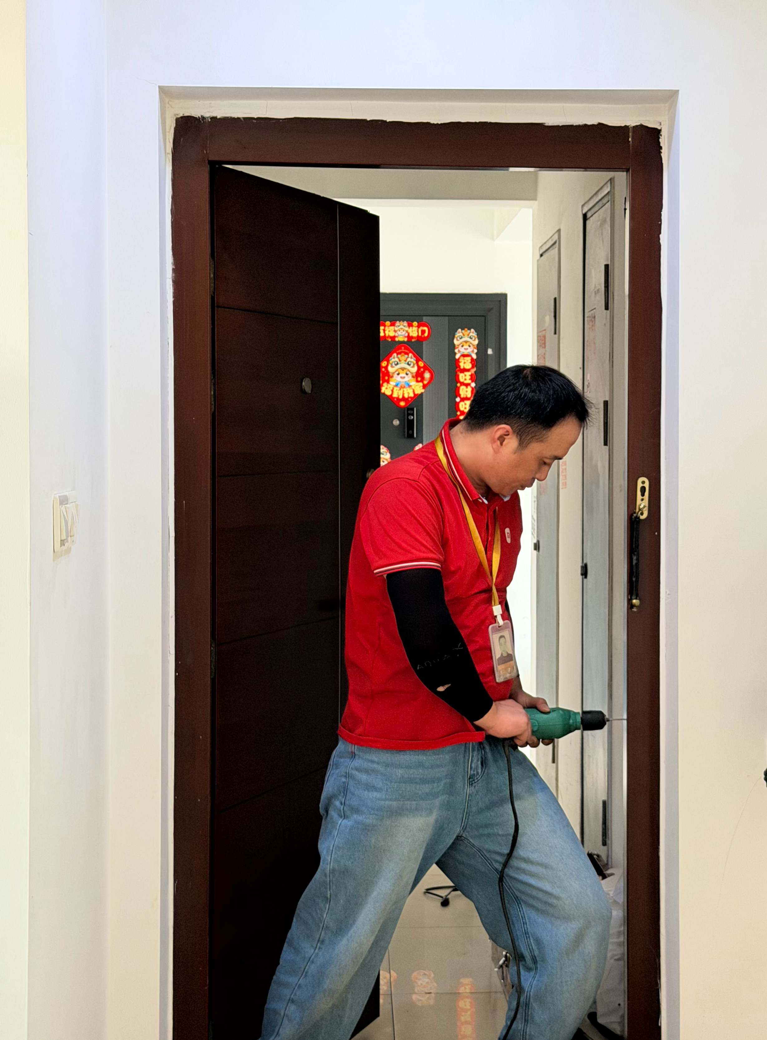 搬家后一点点的小变化，习惯了不带钥匙出门，最终还是换了智能锁，这款小米智能门锁E30，上门安装的师傅说最多人装，分标准版（无猫眼）和大屏猫眼版（带监控+内屏），我选了标准版，699元价位对于租房来说性价比很不错。
✅门厚适配：40–120mm，支持天地钩
✅种开锁方式，全家通用
1）AI半导体指纹： ​