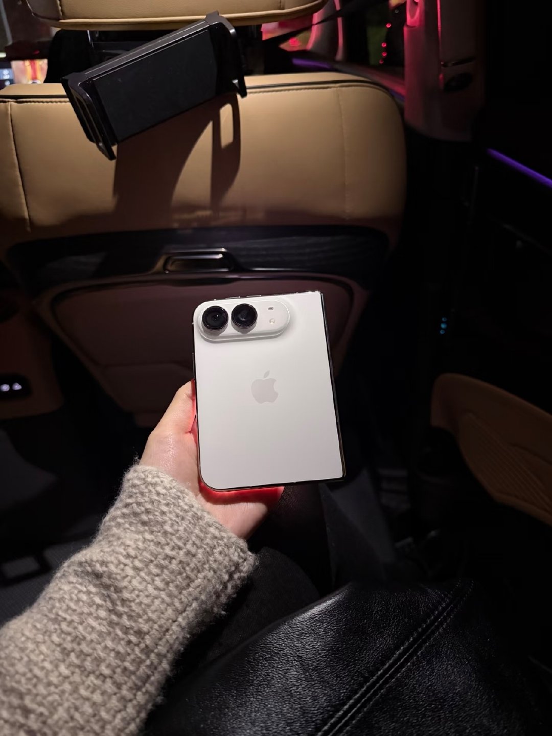收到一个投稿，iPhone Duo 到手了，说除了像素低一点，用起来不烧心。

#微信被指在苹果折叠屏上公摊面积过大# ​