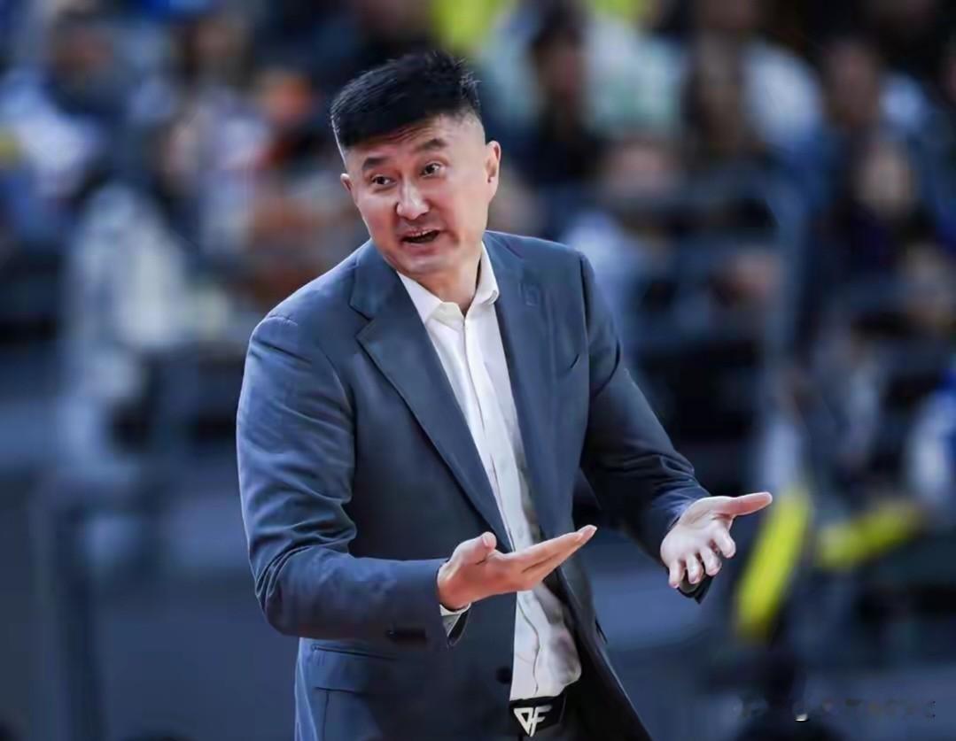 没了杜锋当主帅，广东男篮不再受裁判待见了？
今天晚上，新赛季CBA第一轮比赛，广东男篮客场挑战南京，这也是广东队在告别了原主帅杜锋后，外籍教练带队，首次在正式比赛中亮相。
人们惊奇的发现，才打了一节半，南京队的罚球已经达到了19次之多，哨子满天飞，要知道，国际比赛中，很多时候，一支球队全场比赛下来，