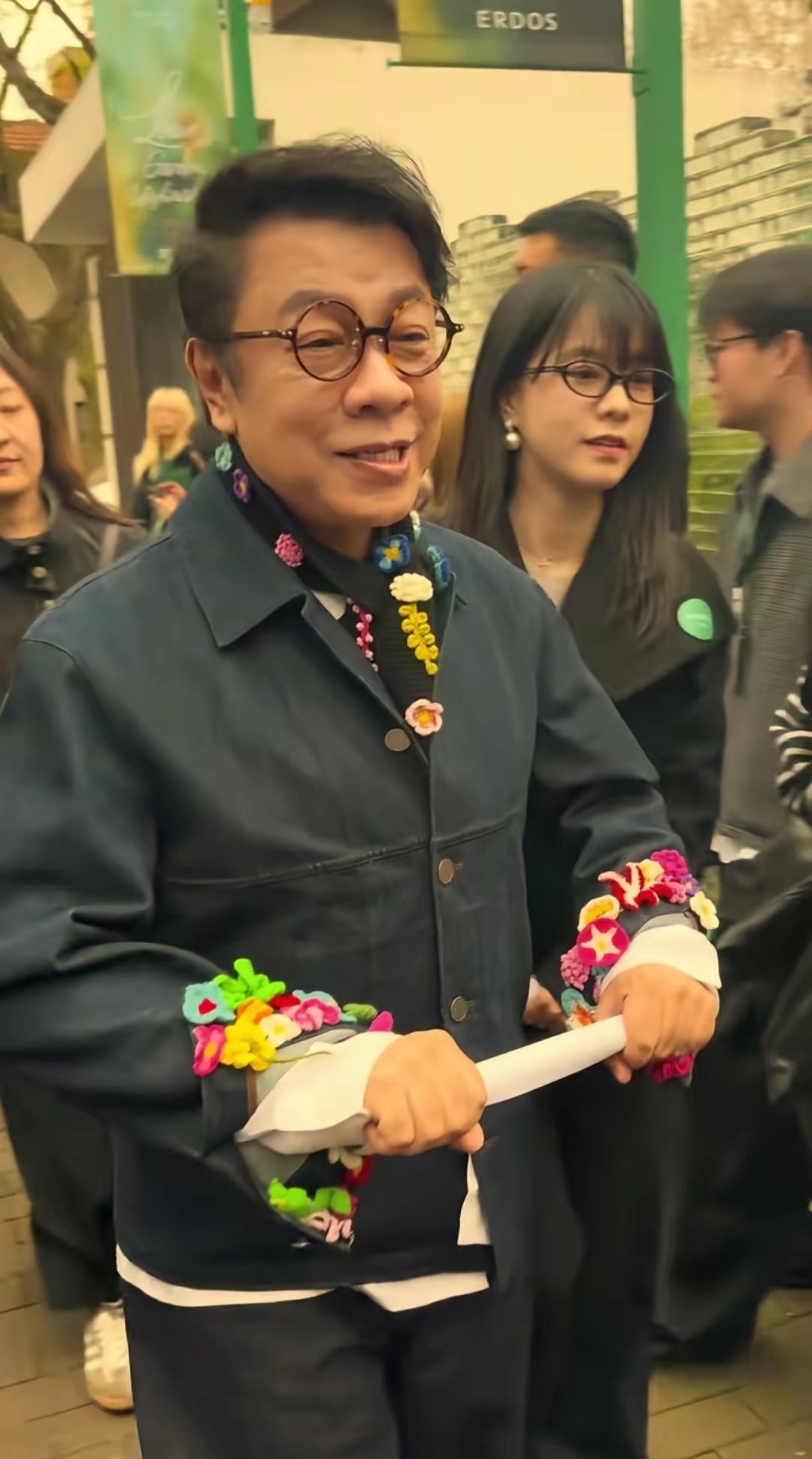 事件迅速发酵，品牌连夜切割蔡康永，民族底线不容妥协
 
蔡康永相关风波曝光之后，反应最快的是零跑汽车，双方官宣合作仅仅才过去一个月。
 
事件发酵当晚，零跑汽车紧急发布官方声明，立场鲜明，第一时间宣布下线所有和蔡康永有关的活动物料，同时保留追究法律责任的权利 。
 
声明中明确说明，蔡康永只是短期参