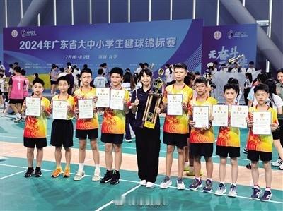 【胡健平：扎根乡村学校的毽球世界冠军】 番禺区化龙第二小学的操场上，毽...