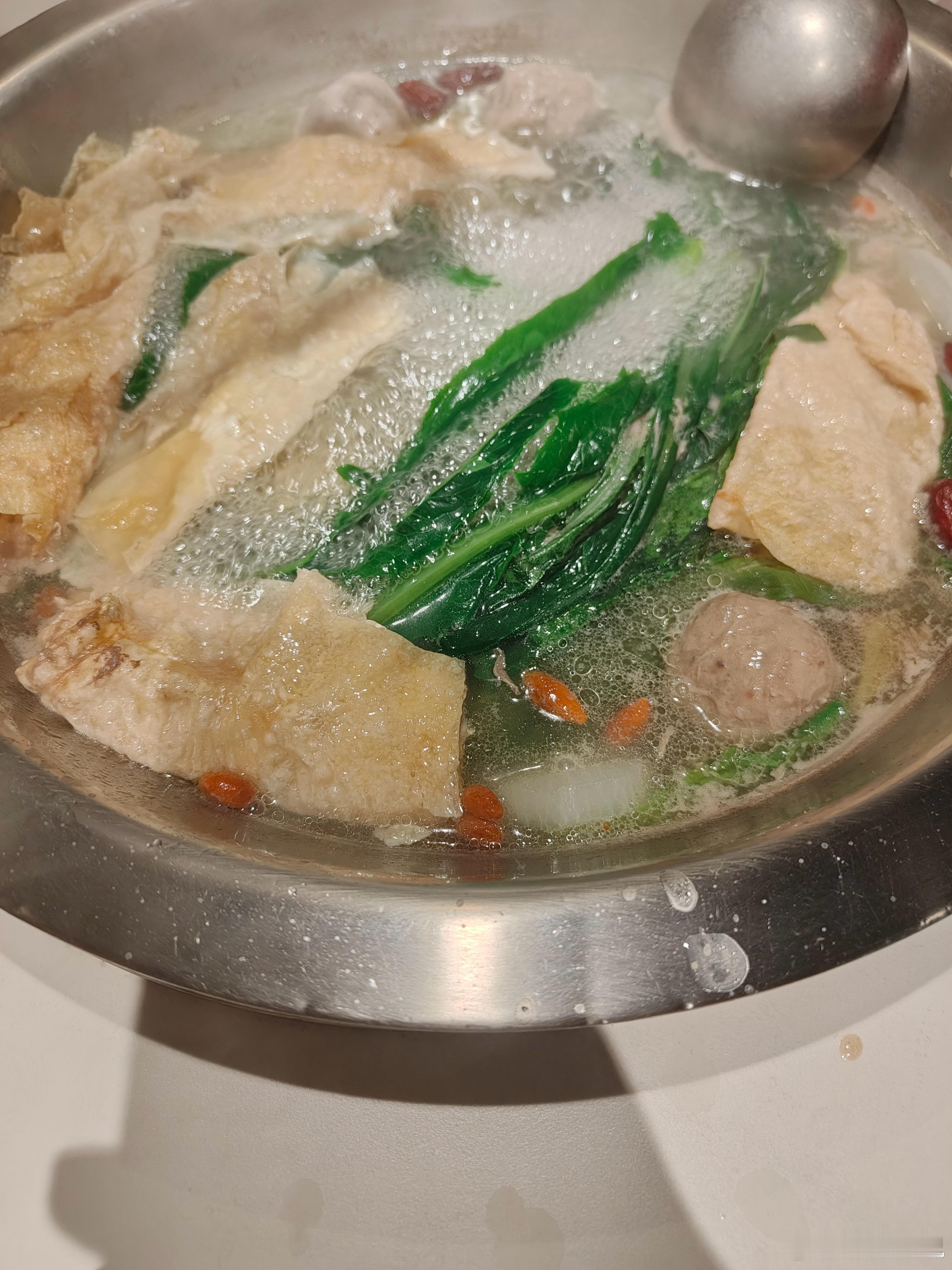 #我一个变态的都觉得变态##丶默小魂[超话]#

那天去八合里
一进门
发现服务态度好了很多
也好几年没吃八合里了
店员特地说明
肉是16点15分到的
点了个美团的套餐
一共三份肉
以前最爱吃吊龙
这次反而觉得
肥牛好吃
吊龙伴很瘦
整体来说
对比以前
牛肉那股
鲜甜的味道
变淡了
感觉没以前那么好吃了

 ​