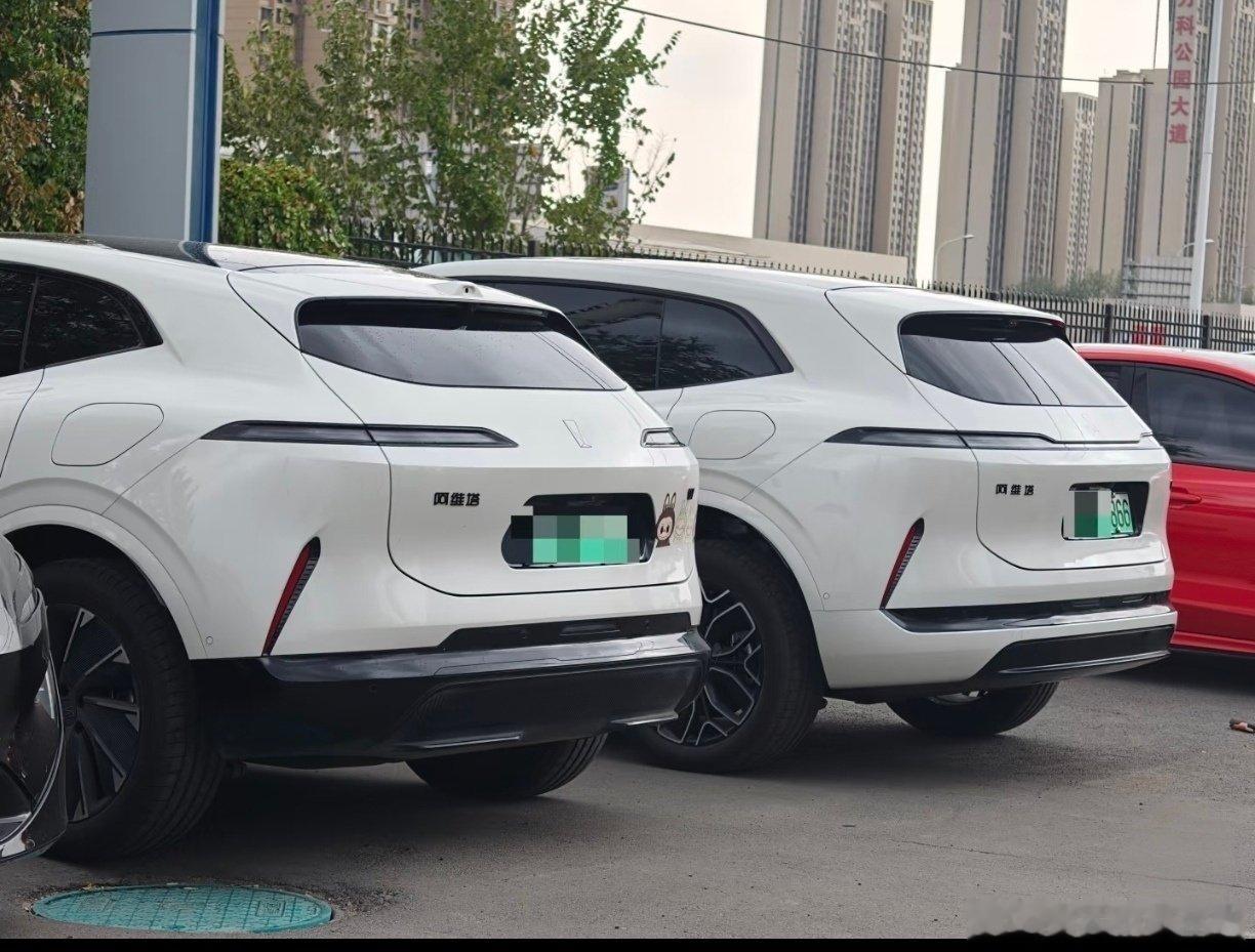 阿维塔07跟07L同框啦，你会选择谁？#长安汽车# ​