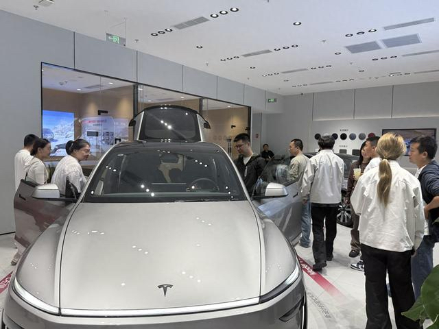 9月爆卖5万台登顶！看好Model Y，硬核护城河依旧很难被撼动

9月Model Y拿下国内全品类销量冠军，单月销量突破5万台。很多人把这份成绩简单归为降价冲量，但透过短期优惠现象看本质，Model Y拥有别人很难复制的硬核壁垒，中长期依旧会稳居第一梯队，不会轻易被竞品挤下主流赛道￼￼￼。

✅短