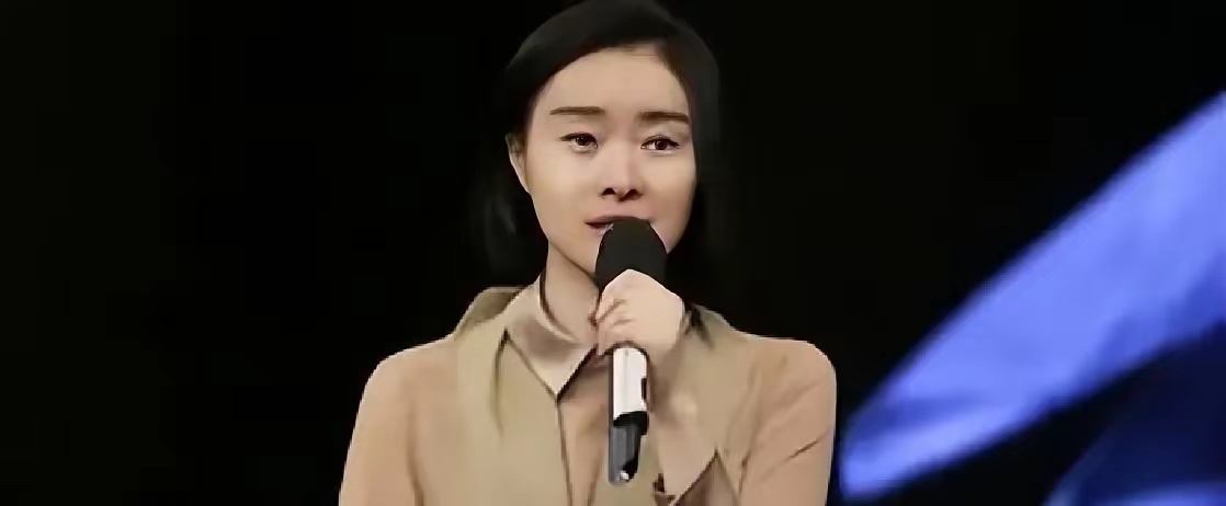 观众冲着王凯和欧豪买的票，结果屏幕一亮，全场人都在问同一个问题：那个老太太是谁？
​没人认识她。海报上没有她，热搜里没她，连片尾字幕她的名字都是第三屏才出现的。54岁，演了一辈子配角，平均每年接3部剧，绝大多数角色出场不到10分钟，连个完整姓名都没混上。这次在《交锋》里，她演的又是一个 ​