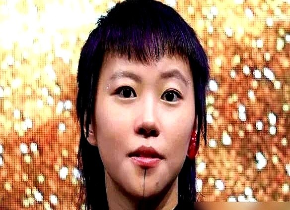 窦佳嫄14岁那年主动约窦靖童见面，两人面对面干坐着，谁也接不上话。

毕竟成长环境完全不同。硬着头皮处了一两年，窦佳嫄又找姐姐敞开聊了一次，这层窗户纸才算彻底捅破。

现在这姐俩动不动就凑一块。一起逛街，互相在脸上画搞怪的妆，举着手机拍一堆做鬼脸的照片。

相比之下，窦靖童和同母异父的李嫣从小在一个