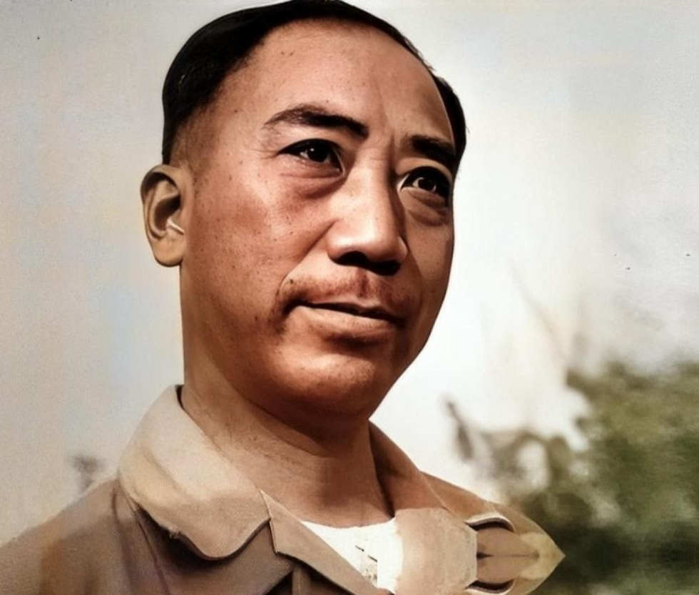 提篮桥监狱阴冷的探视室里，铁链在水泥地上拖出刺耳的声响。足足20斤重的死刑犯重镣