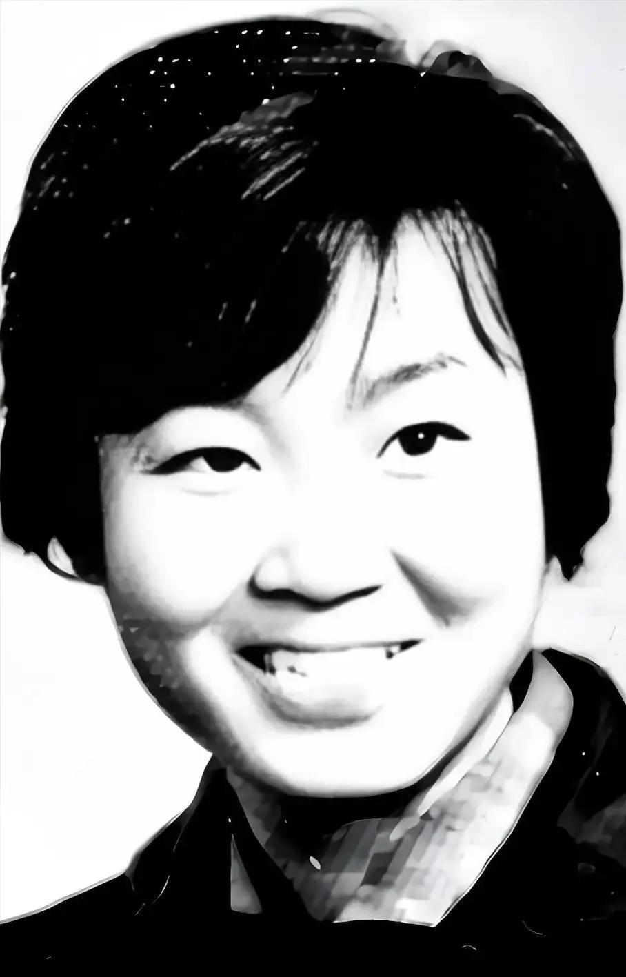 1974年，21岁女知青，夜间独自去厕所，却神秘失踪。连队把整座山翻了个底朝天，连个人影都没找着。2009年，老知青们聚会时，一个坐在沙发上抽闷烟的老头突然掐灭烟头，抬起头问：“你们说，当年小朱，有没有可能是受不了那份苦，自己跑了？”
 
聚会的包厢里空调开得足，但刘桂花说完那句话后，好几个人不自觉