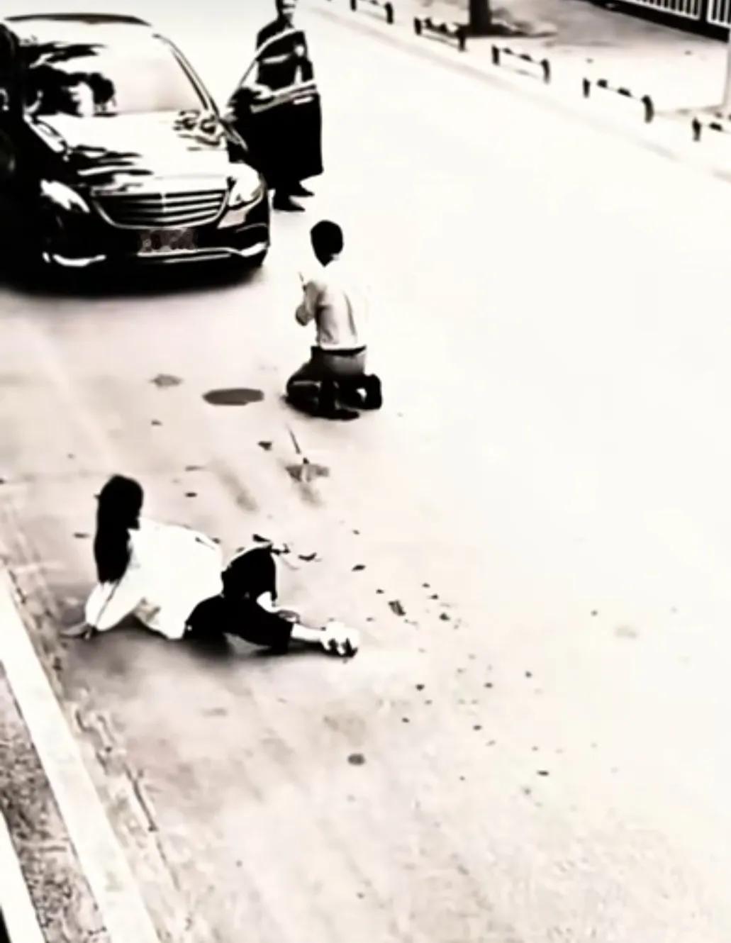 危难时刻的一跪

马路上车流不息，暮色渐渐笼罩街道，一场突如其来的危机，就这样降临在一对夫妻身上。妻子临近分娩，肚子剧烈阵痛，眼看孩子就要降生，情况万分危急，根本来不及慢慢赶往医院。丈夫急得手心冒汗，紧紧搀扶着妻子，看着妻子痛苦难忍的模样，心里万分焦灼。诚心诚意求人 

丈夫深知，此刻每一分每一