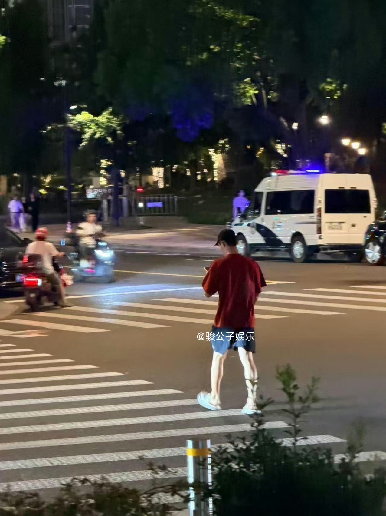 33岁黄景瑜现身上海街头被偶遇，他身穿紫红色短袖上衣配蓝色短裤，身姿挺拔匀称，背影看起来好帅气，头戴鸭舌帽，脚穿拖鞋，边走边刷手机，松弛感满满，很是接地气！