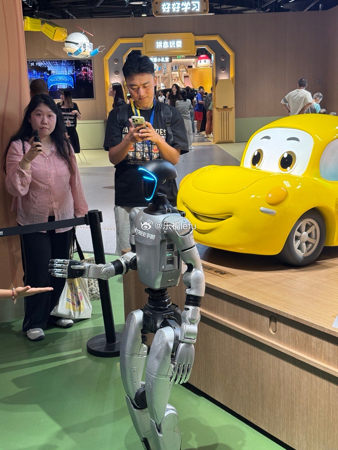 #宇树机器人入职理想汽车# 开汽车博物馆看到了宇树机器人 ​