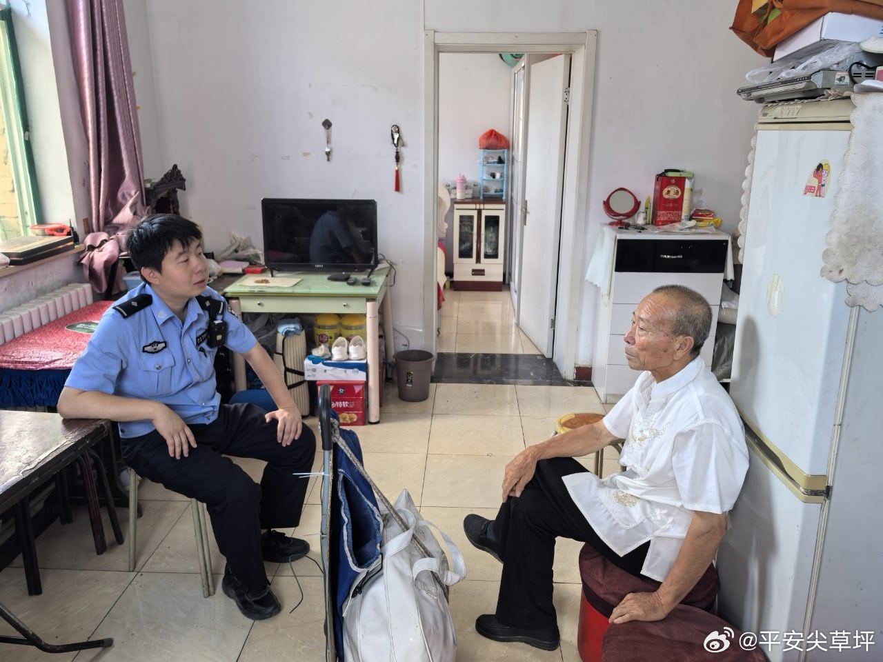 【迎新街派出所】开展反诈敲门行动 入户守护居民财产安全
        2026年8月20日，迎新街派出所民辅警错峰开展扫楼入户反诈行动，深入各居民楼栋上门宣讲。
        民警结合辖区真实受骗案例，针对独居老人、上班族、有孩童家庭分类开展提醒，细致拆解养老补贴、刷单投资、客服理赔、游戏充值等各类诈 ​