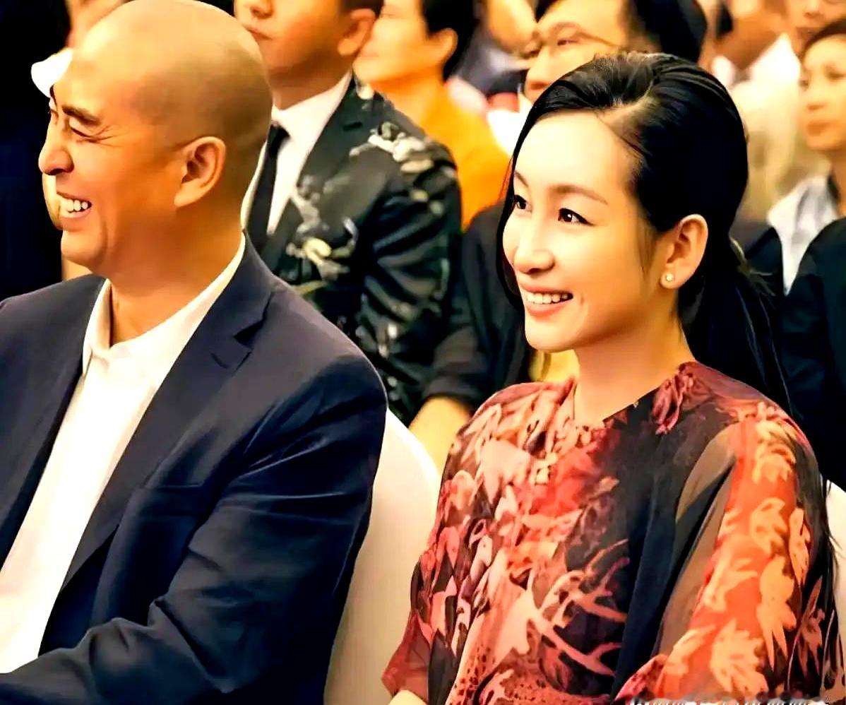 张嘉译搭档过那么多女演员，闫妮软糯、宋佳爽快，偏偏公开认怂，说合作里最怕的就是秦海璐
 

拍《白鹿原》的时候，他一米七八的西北硬汉，戏里硬是被秦海璐一个眼神压得不敢吭声。刀马旦出身，嘴皮子利索，眼里全是杀气，戏点抛过来又快又狠，稍微一愣神就接不住
 

张嘉译拍完都自嘲，要不是自己定力够深，观众真