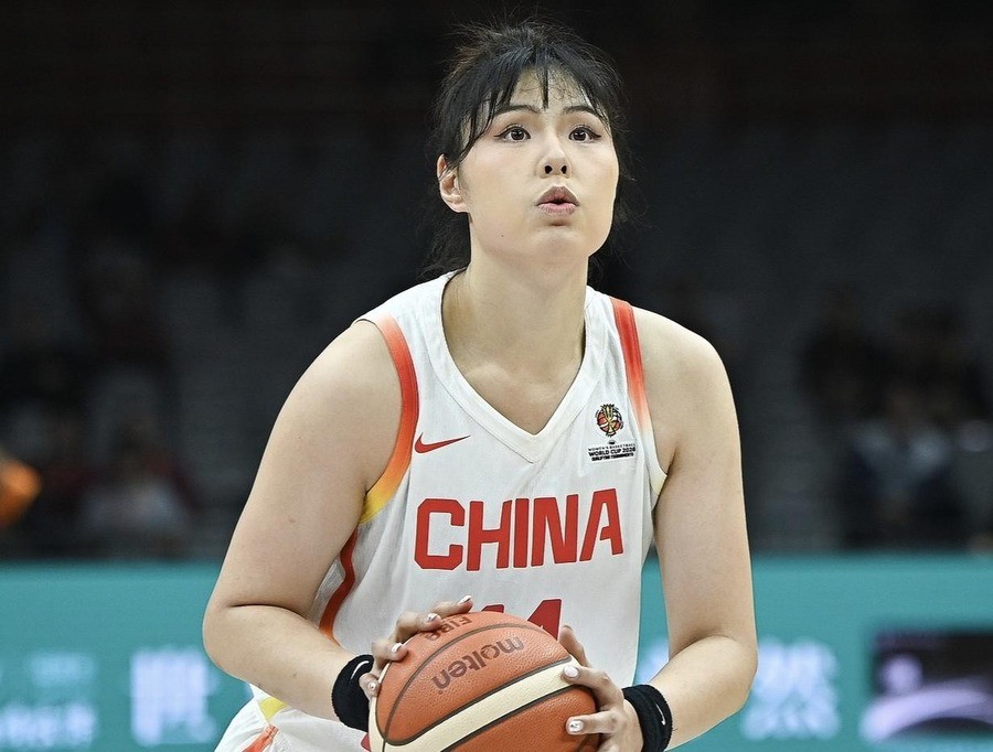 李月汝在WNBA一个赛季打了33场，场均上场10.3分钟，有9场直接没让上。回了国，山西女篮管她叫“冲击冠军道路上最重要的砝码”。
一个在最高水平联赛坐穿板凳的边缘人，回到国内立刻被当成争冠拼图。这笔签约背后，有几层账要算清楚。
当年全网怎么骂的
两年前李月汝在WNBA芝加哥天空队坐冷板凳的时候，网