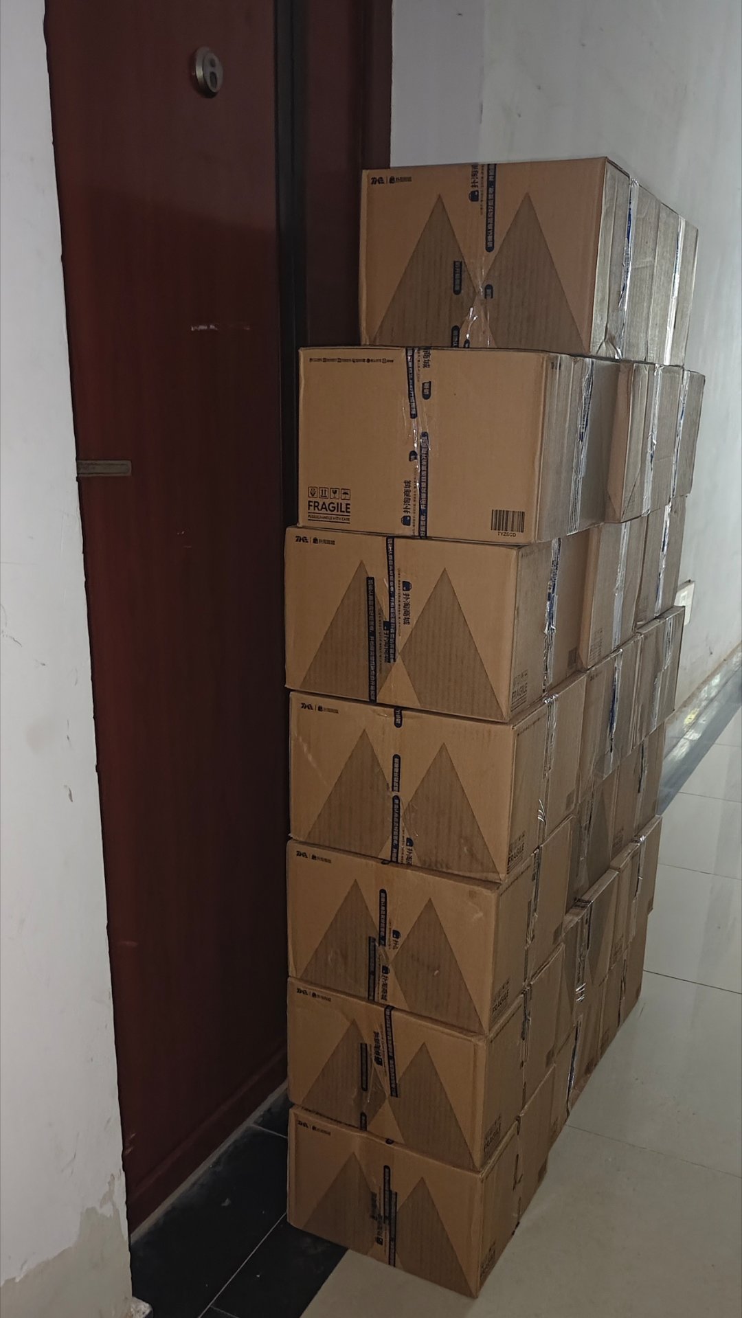 快递小哥刚打电话过来：有二十个箱子到了给你放哪里？
我：摞家门口吧，放其他地方我带不回来(っ '-')📦

怎么还要上班啊🥲恨不得马上冲回家 

======================

还真堵门了哈哈哈哈哈哈 ​