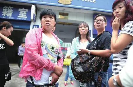 开学第一天，郑州一所学校的班级家长群当中，33位家长一共被骗9108元。当地反诈中心对外公布了这起案件的作案套路，给所有的学生家长敲响警钟。
 
新学期刚刚开启，不少家长还沉浸在孩子返校的忙碌当中。骗子恰恰就是抓住了这个时间段，家长防备心比较松懈的弱点。不法分子通过多种渠道，混入真实的班级微信群，Q