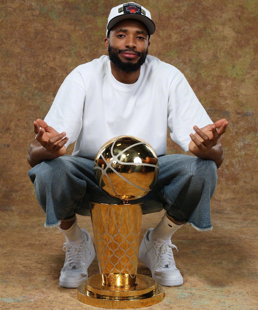 #NBA酷图#今天是尼克斯夺冠球员米卡尔-布里奇斯30岁生日🎂！
一起祝他和今天生日的球迷们，生日快乐[打call]！ ​
