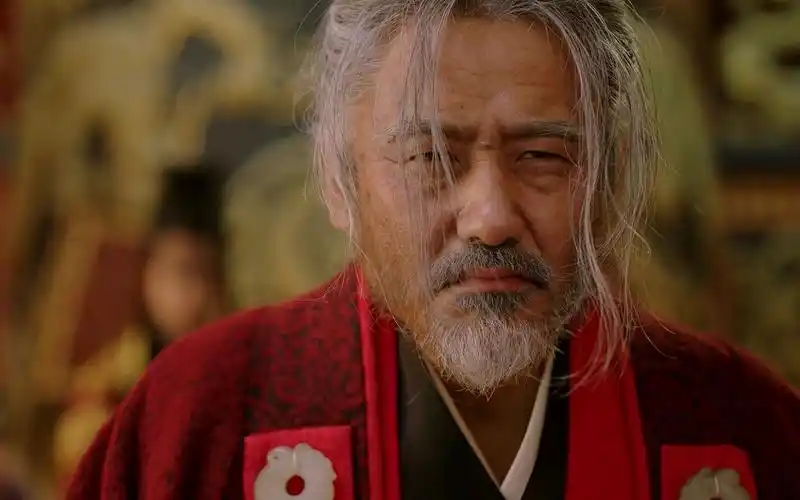 看看司马懿熬走了多少人才换来的大晋王朝。所以说苟着才是王道。

正始十年正月，曹爽带着皇帝曹芳出城祭扫高平陵，随行并无重兵。

洛阳城里，已经称病两年多的司马懿从宅中起身，命人关闭城门，占领武库，控制各处要地。整件事从部署到完成，没有拖到天黑。

那一天，司马懿七十岁。

曹爽原本以为，太傅司马懿不