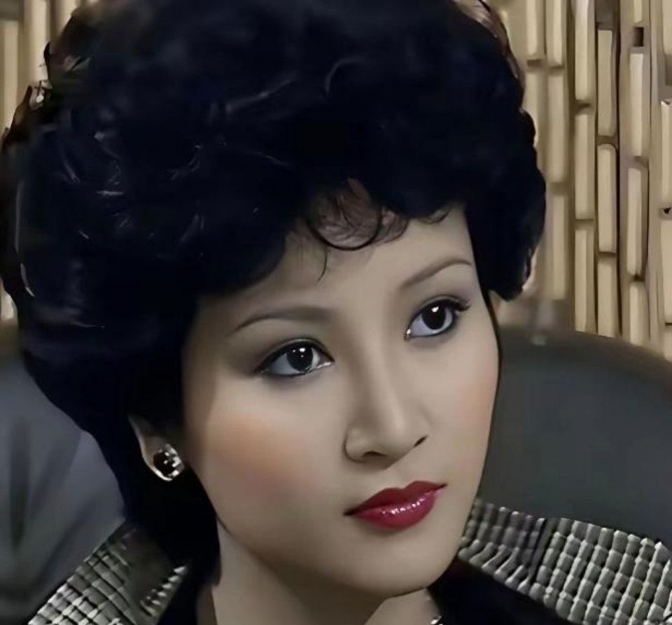 别再说刘晓庆不好看！跟狄波拉同框对比，难道刘晓庆的美貌会逊色吗？ ​